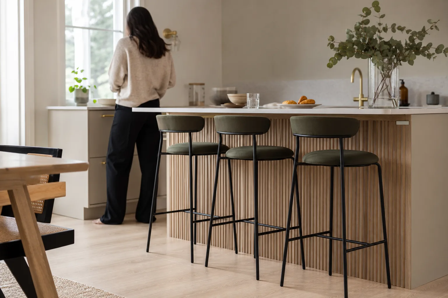 Metallbarstol i ett minimalistiskt kök