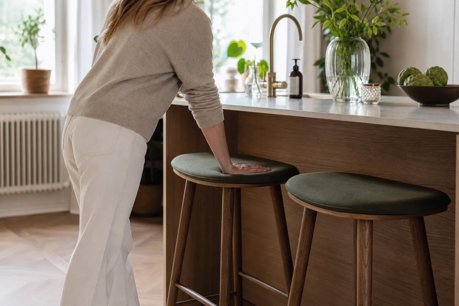 Hand som trycker ner på en barstols sits för att testa stabilitet